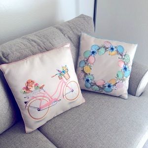 2 spring/Easter accent pillows. Almost new.